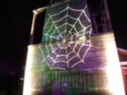 Grugapark Essen - Parkleuchten 2012 - Spinne am Gradierwerk (c)2012 Wolfgang Büning